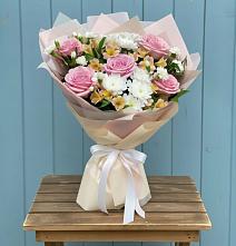 Букет цветов из:  Гвоздики, Орхидеи и Розы в Змиёвке