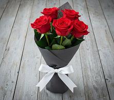 Букет 5 Красных роз Эдлесс Лав в Змиёвке