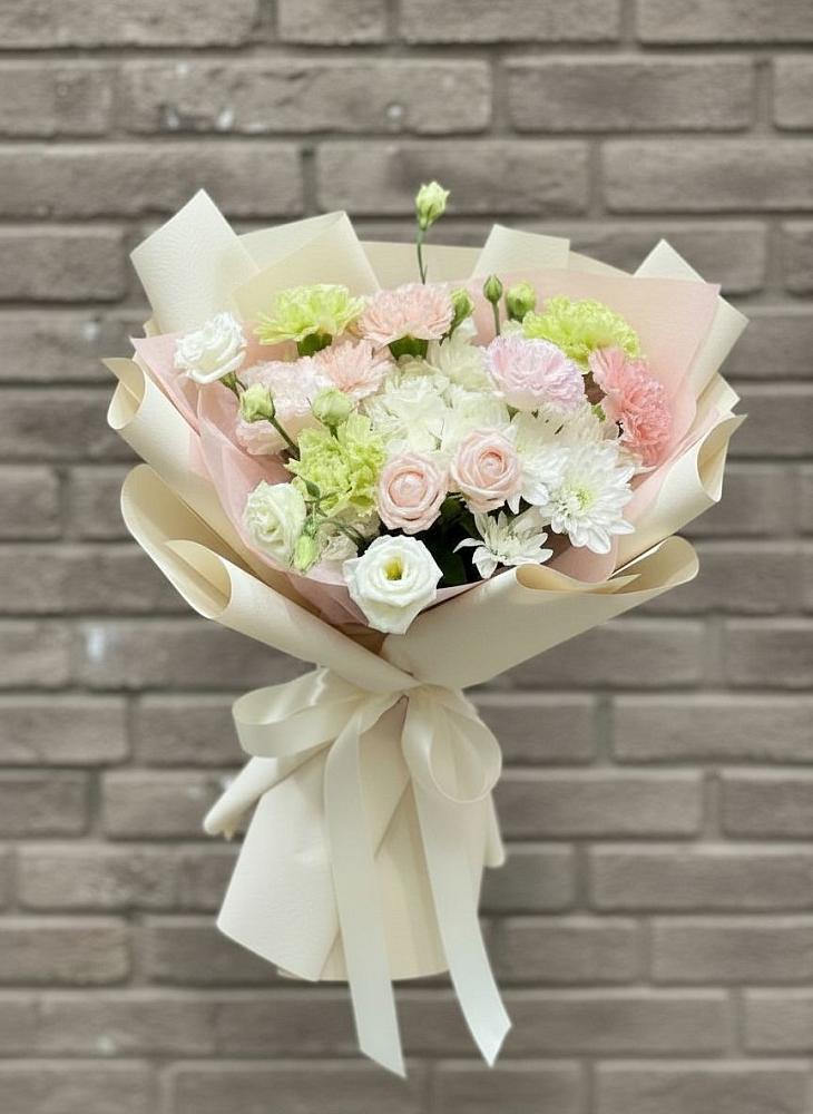 Букет цветов из: Гвоздики, Розы, Лизиантусы и Хризантемы в Змиёвке