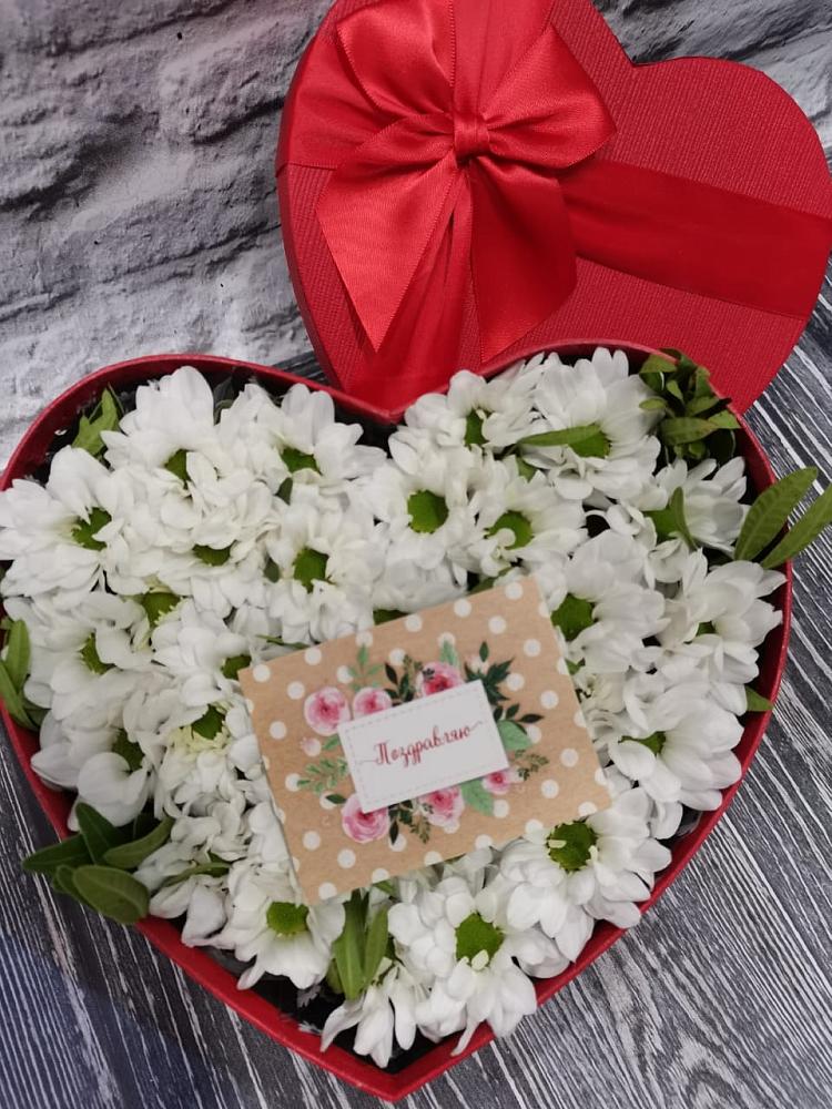 Цветочная композиция из Хризантемы в виде сердца в Змиёвке