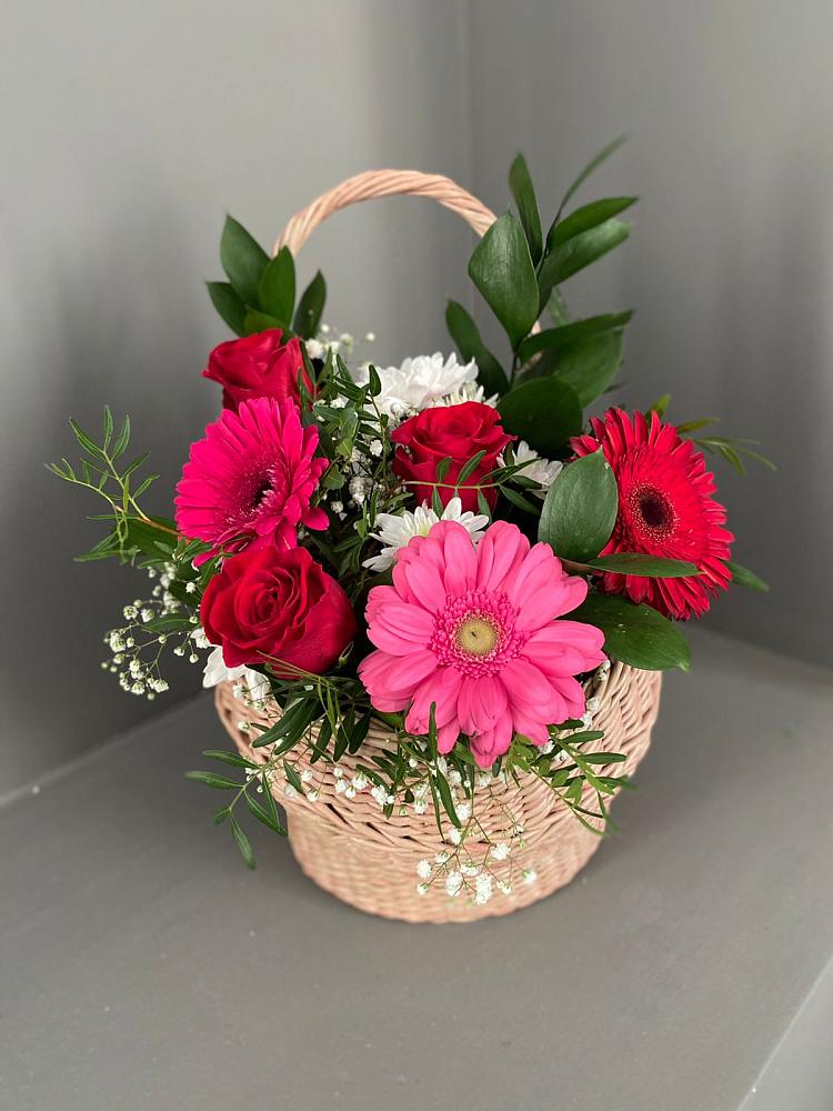 Цветочная композиция из Розы, Хризантемы и Герберы в корзине в Змиёвке
