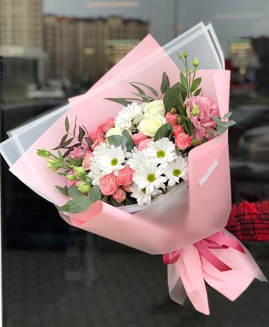 Букет цветов из: Розы, Лизиантусы и Хризантемы в Змиёвке