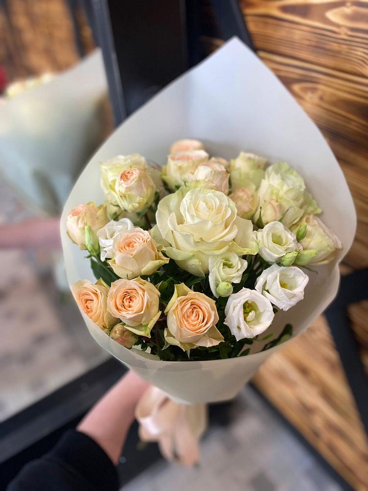 Букет цветов из: Розы и Лизиантусы в Змиёвке